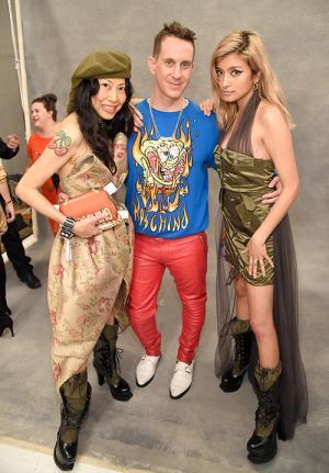 ローラ、モスキーノのミリタリー風ドレスで18年春夏コレクション会場へ