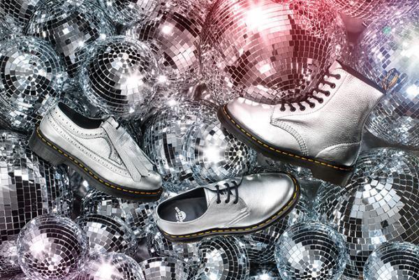 ドクターマーチンの新作「メタリック」シルバーレザーの8ホール＆3ホール - 新型ブローグシューズも