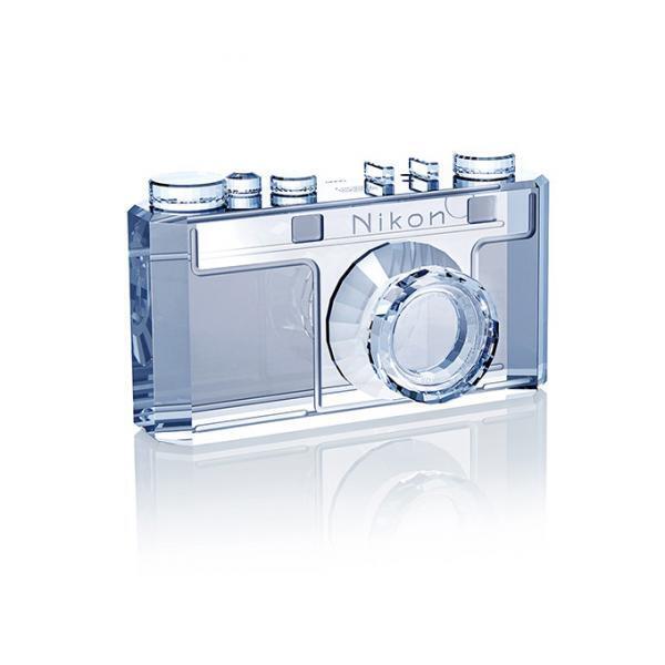 ニコンカメラの原点「ニコンI型」スワロフスキー・クリスタルで当時の社マークも再現