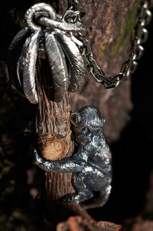 プラダ”お守り”のような新作ジュエリー「プラダ タリスマン」シルバーに木やシェルを組み合わせ