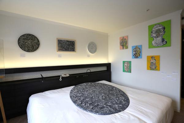 現代美術のアートフェア「ART OSAKA 2017」ホテルの客室で作品を展示・販売