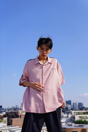 ミハラ ヤスヒロのマイン、開襟シャツやTシャツをステュディオスにて限定発売