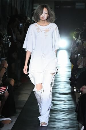 モデルのイクミ手掛ける「IKUMI」”白と黒”をテーマに、ラフォーレ原宿でランウェイショー