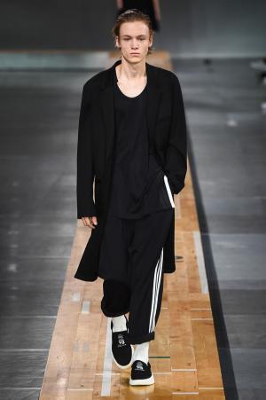Y-3 2018年春夏コレクション - リラックスウェアに3本線の存在感を