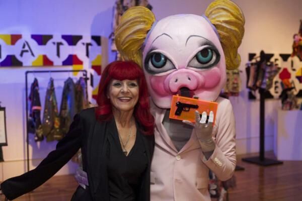 「SATC」『プラダを着た悪魔』のスタイリスト、パトリシア・フィールドのアート展が山梨県で開催