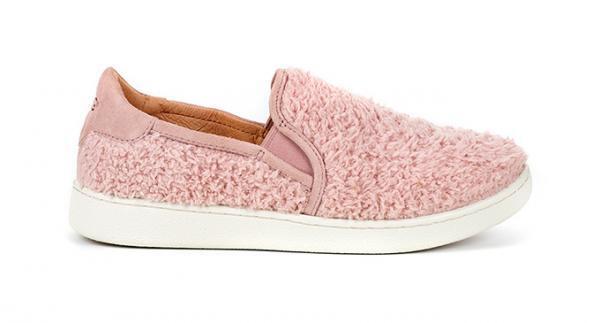 UGGの新作スニーカー「リッチ」シープスキンファー風の“もこもこスリッポン”