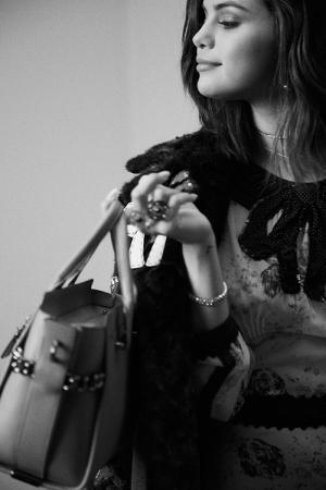 コーチのアイコンバッグ「スワッガー」に秋色、セレーナ・ゴメスが世界観を表現