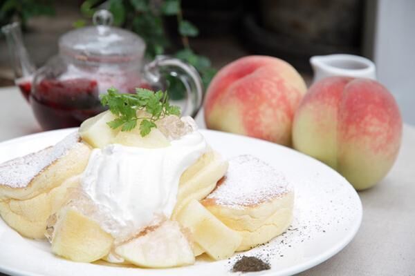「幸せのパンケーキ 名古屋店」がオープン - 国産白桃とローズヒップソースの限定パンケーキも