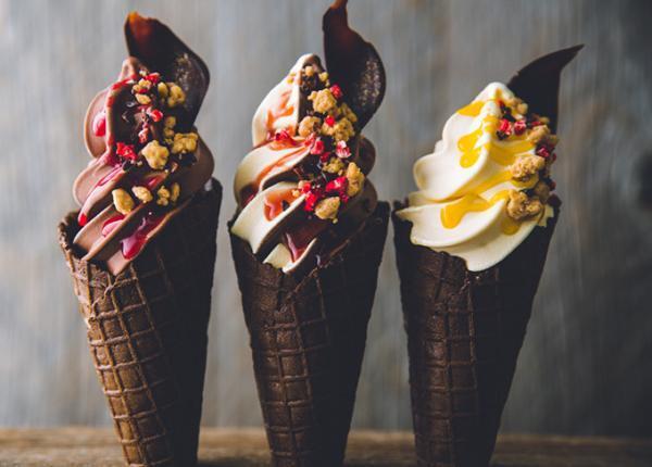 デカダンス ドュ ショコラのソフトクリーム、チョコorバニラ香るアイスにソースをトッピング