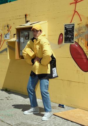 ヴェトモン×DHL、レッド＆イエローのTシャツ・フードジャケットなど18年春夏発売