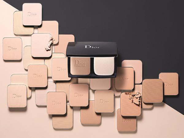 ディオールの新コンパクトファンデーション、軽いのに毛穴をカバー新感覚”素肌感マット”