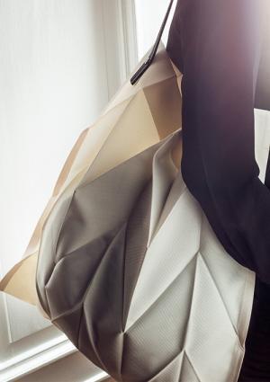 「イッタラ X イッセイ ミヤケ」のトートバッグに新サイズ - 独特な折りのユニセックスバッグ