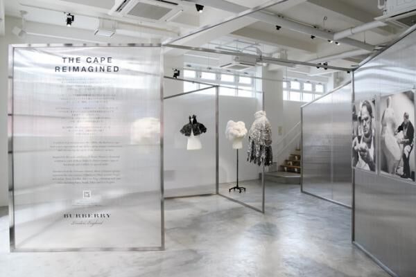 バーバリー ケープの展覧会が東京・表参道へ - ロンドンショーに登場したオートクチュールピースを展示