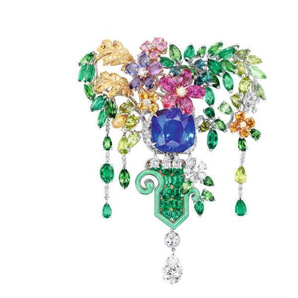 「ディオール」ヴェルサイユ宮殿の庭園が着想のハイジュエリー、瑞々しい草花をダイヤモンドやエメラルドで