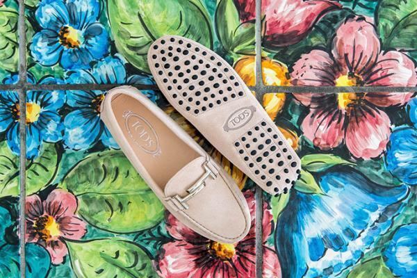 伊ブロガー キアラ・フェラーニ×トッズ、パウダーピンクのローファー「ゴンミーニ」を発売