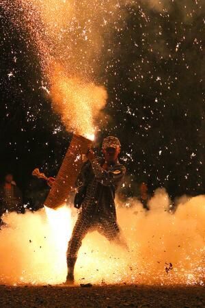 火の粉吹き上がる大迫力の“手筒花火”を鑑賞、ららぽーと豊洲で一夜限りのイベント開催