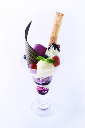 ヴィタメールの「カシスベリーのパルフェ」甘酸っぱく滑らかなカシスのムースにバニラアイスを絡めて