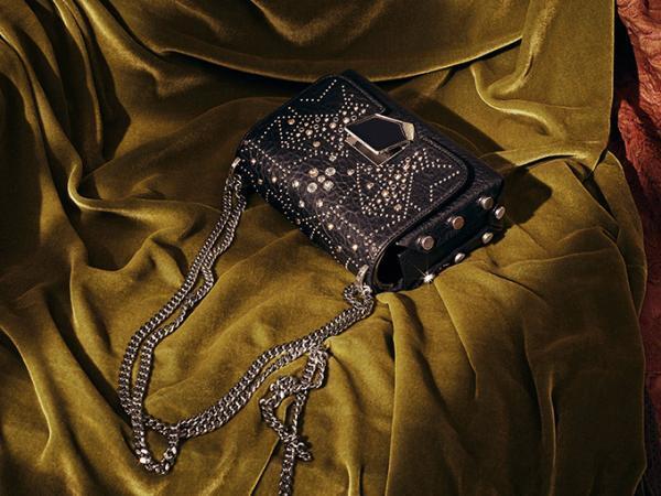 ジミー チュウより「黒レザー×星柄スタッズ」がパンクテイストなバッグやスリッポン登場