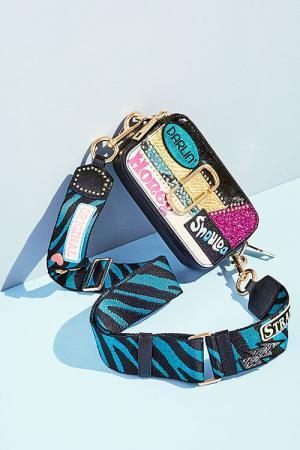 マーク ジェイコブス「カメラバッグ」がカイア・ガーバーとコラボ、70年代のワッペンからインスパイア