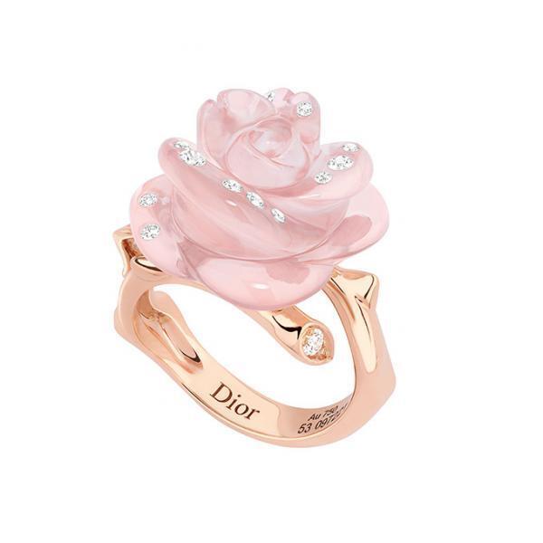 ディオール”薔薇”モチーフの新ジュエリー「ローズ ディオール プレ カトラン」ミツバチを添えて