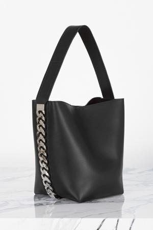 ジバンシィの新バッグ「インフィニティ」シルバーチェーン付きのバケツ型やフラップバッグ