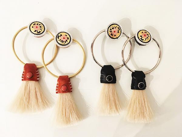 ザ ダラスの新作フープイヤリング、馬の毛や花モチーフを取り入れて