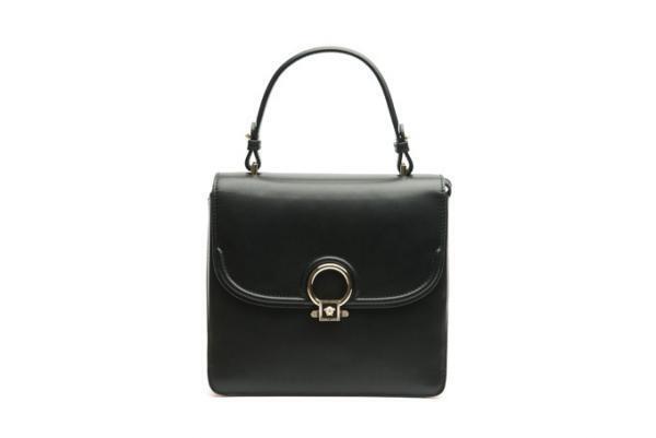 ヴェルサーチより17年秋冬フラップバッグ「DV ONE」立体的なフラワーディテールを施したモデルも