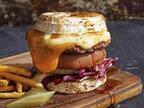 J.S.バーガーズカフェの「スーパーチーズバーガー」復刻発売、とろけるチーズをチーズでサンド