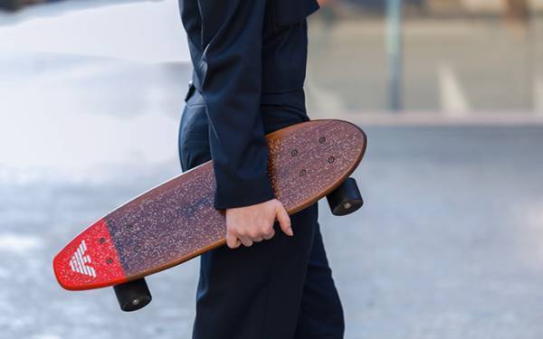 エンポリオ アルマーニから「スケートボード＆自転車」登場、イーグルマークがポイント