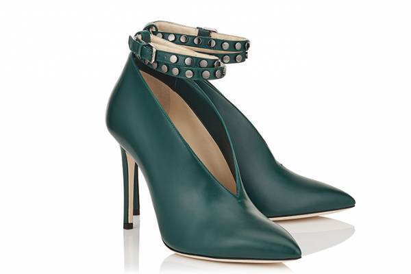 ジミー チュウの2017年秋冬シューズ「スタッズストーリー」V字切り込みから肌が覗くモードなパンプス