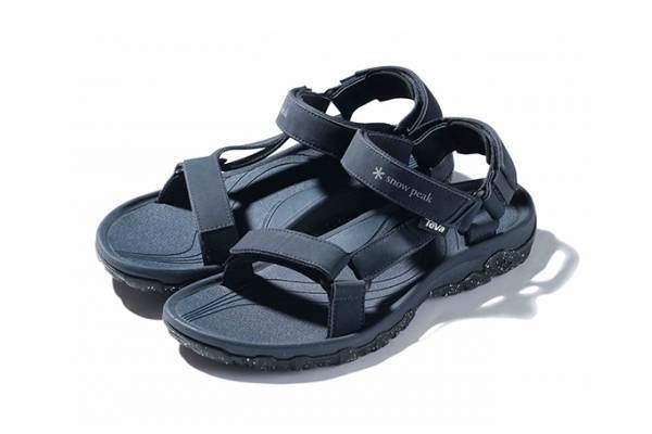 Teva×スノーピークのコラボシューズ - ネイビーカラーのスポーツサンダル、水場でも使用可能