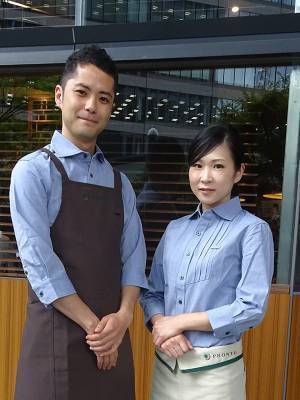 「カフェ&バー プロント」のユニフォームをビームスがデザイン - バーテンダー専用ウェアも導入