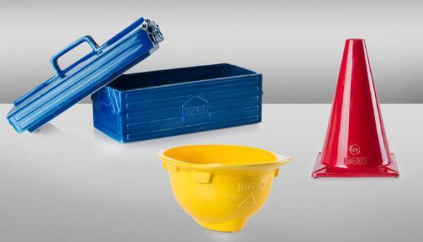 ディーゼル リビングより工事現場を思わせるインテリア、カラーコーンを模した花瓶やヘルメット型ケース