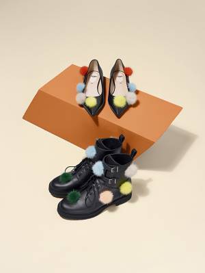 フェンディ「マルチカラー ファー ポンポン」ブラックのシューズ＆バッグに色鮮やかなポンポン