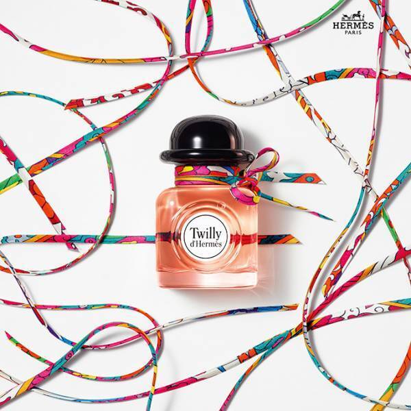 エルメス”リボンスカーフを巻いた”新香水「ツイリー ドゥ エルメス」登場