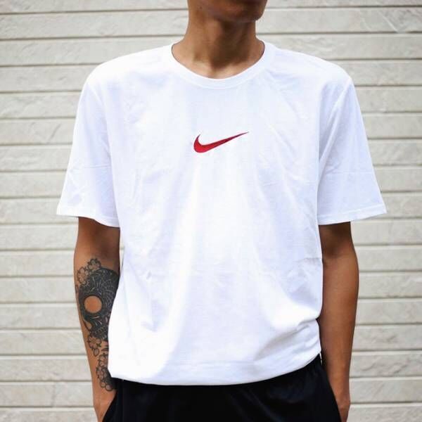 ナイキ スポーツウェアの新作Tシャツ、ロゴマーク「ミニスウッシュ」をデザインしたシンプルな一着
