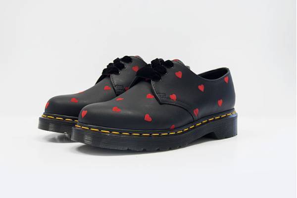 ドクターマーチン×レイジー・オーフのコラボシューズ、真っ赤なハートを散りばめた3ホールや厚底ブーツ