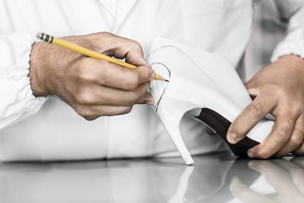 ディオールから、真っ赤なハートが際立つ新作シューズ「ディオールアムール(DIORAMOUR)」が登場