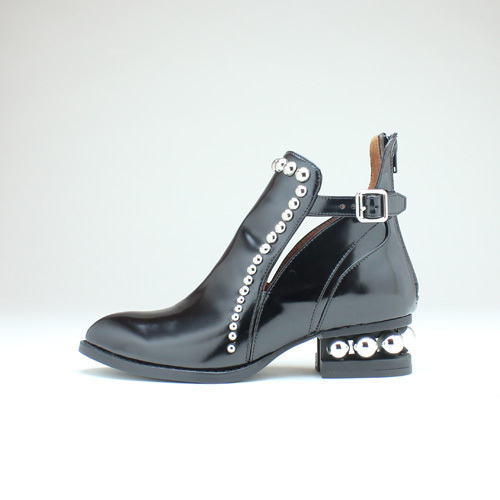 ジェフリーキャンベルから新作ショートヒールブーツ登場、ヒールに連なるシルバーのボールパーツ