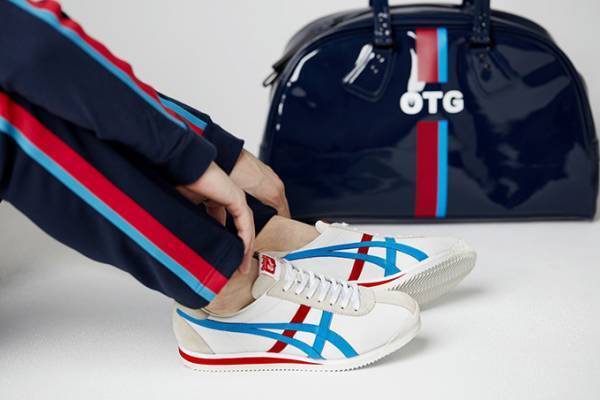 オニツカタイガーの新作スニーカー＆トラックパンツ、トリコロールカラーのラインデザイン