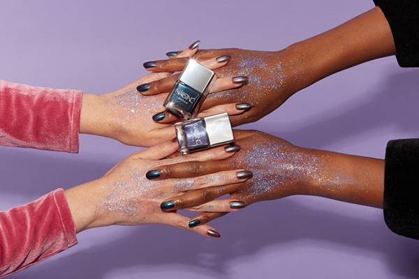 ネイルズ インクの冬ネイル「ダークユニコーン」ブラックべースに7色に光るメタリックピグメント