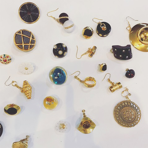 アカネ ウツノミヤの限定ジュエリーコレクション、ヴィンテージボタンをリメイクしたピアス