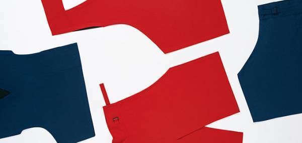 「132 5. ISSEY MIYAKE」より「FLAT WOOL」、平面の布から新しい造形美