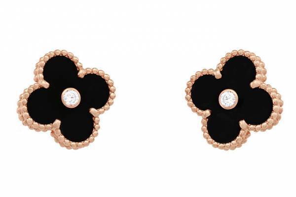 ヴァン クリーフ&アーペル「アルハンブラ」の限定イヤリング - 漆黒の石をピンクゴールドで縁取って