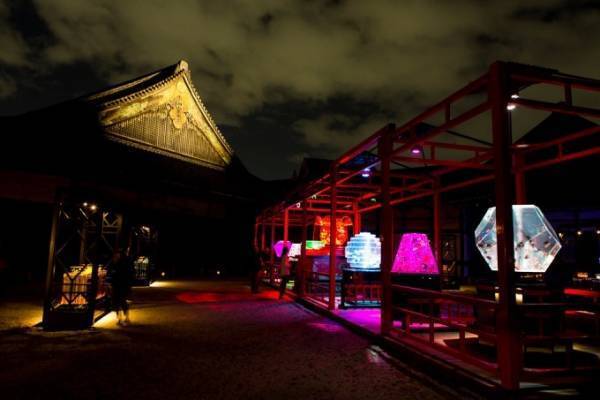アートアクアリウム城～京都・金魚の舞～二条城にて、花魁モチーフの絢爛なアートを地酒片手に城の庭で