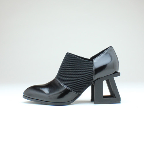 ジェフリーキャンベルのデザインヒールに新型、構築的な「スクエアヒール」のブーティやショートブーツ