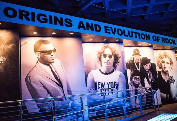 「ロックの殿堂ジャパンミュージアム」が有楽町に - 伝説的ミュージシャンたちの楽器や衣装など展示