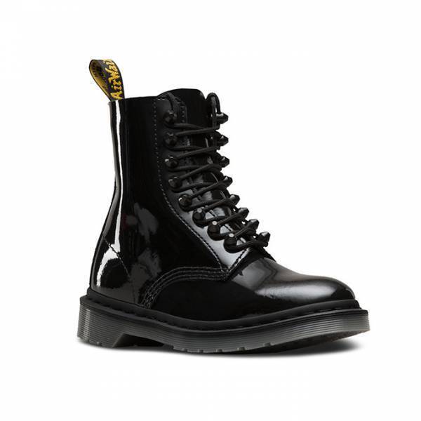 ドクターマーチン原宿店がリニューアル、煌めくパテントレザーの8ホールブーツやヒールブーツを販売