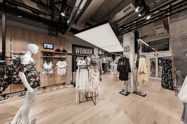 ベルシュカ(Bershka)渋谷店がリニューアル、オンラインストアも日本初オープン