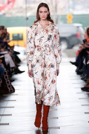 トリー バーチ 2018年春夏コレクションをライブ配信